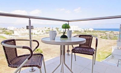 АНИС на 1 линии моря, в нескольких шагах от живописной бухты и всего в 5 минутах прогулки от роскошного пляжа ФИГ ТРИ БЕЙ