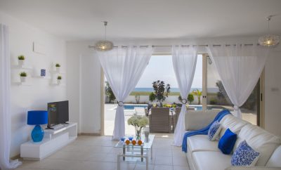 Вилла ИРИС на побережье Средиземного моря, всего в нескольких шагах от кромки воды