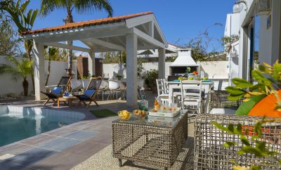 ИТАКИ с 4 спальнями, бассейном и садом возле тихого пляжа и набережной