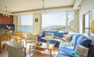 МАККЕНЗИ ЛЕО СЮИТ у моря в Ларнаке