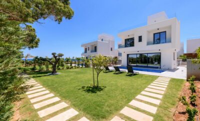 By the beach — SEA PERL LUXURY VILLA возле песчаного пляжа Тринити