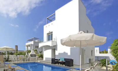 ATLANTIS — современная вилла в сердце курортной жизни Айя Напы